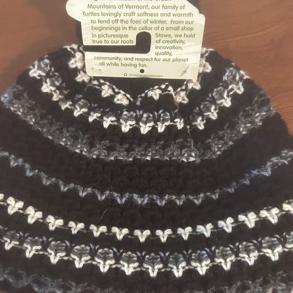 NWT Brand new, never worn Turtle Fur black, gray&white fleece lined pom pom hat - Picture 3 of 7